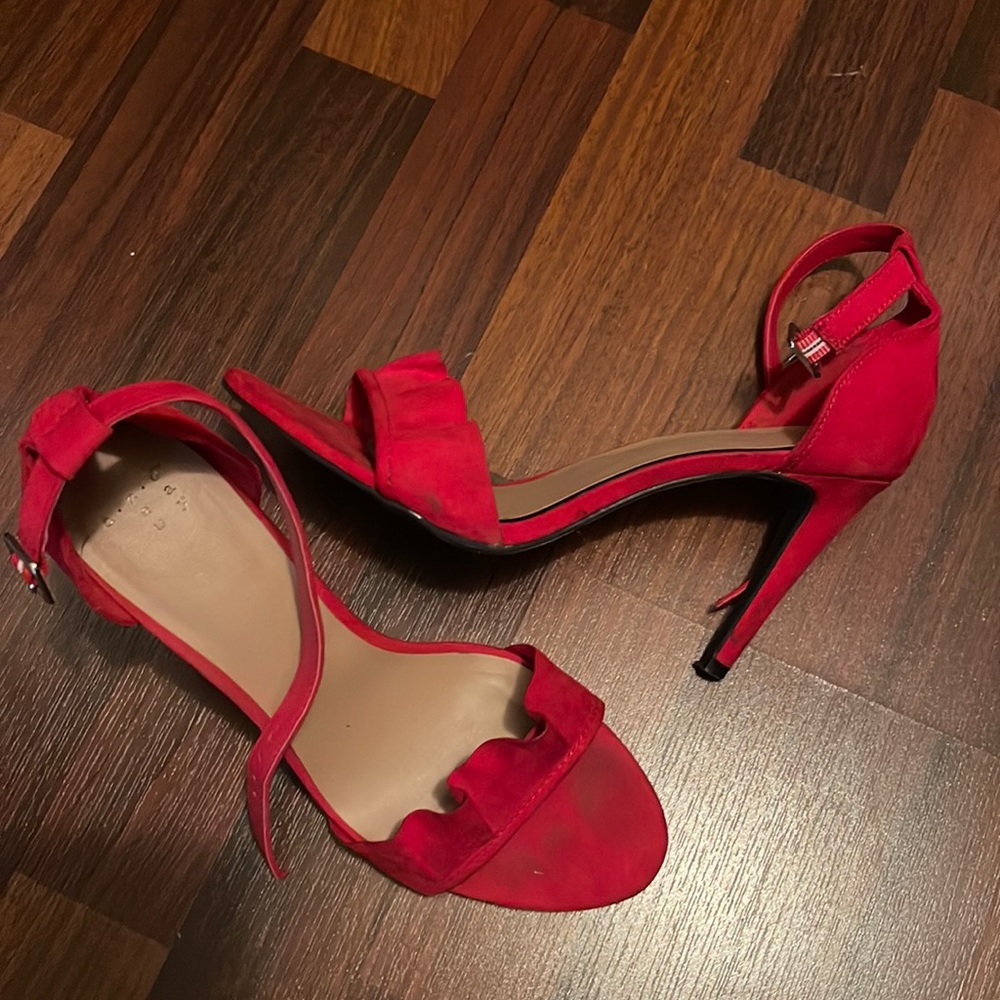 Red wavy front sandal heel